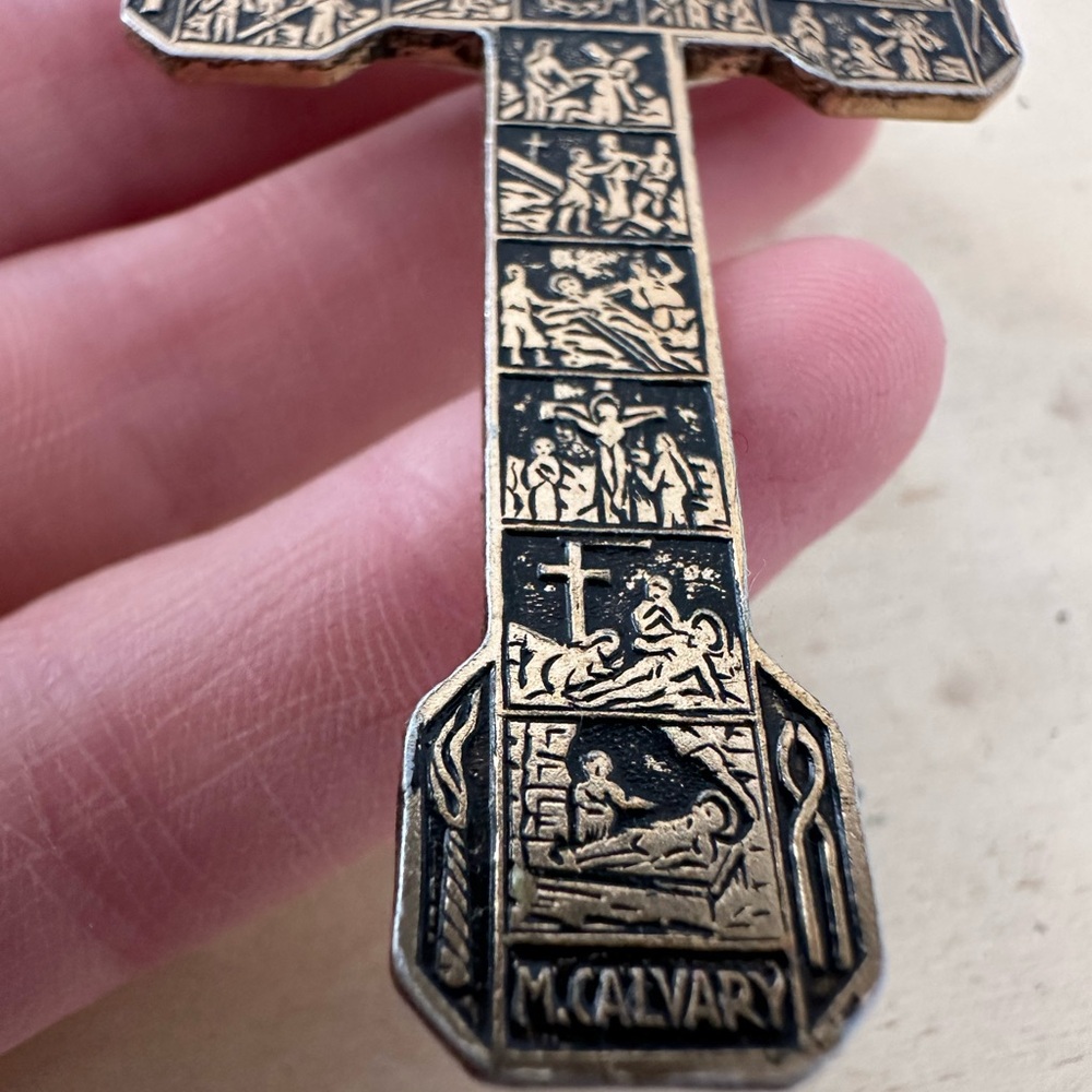 Vintage Gold Tone Crucifix Religious Cross Pendant - Picture 7 of 9